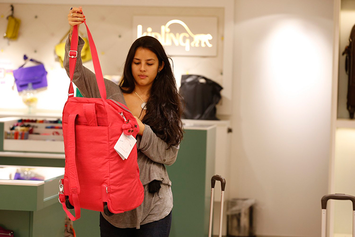 Yanna Lavigne confere malas de viagem em shopping no Rio