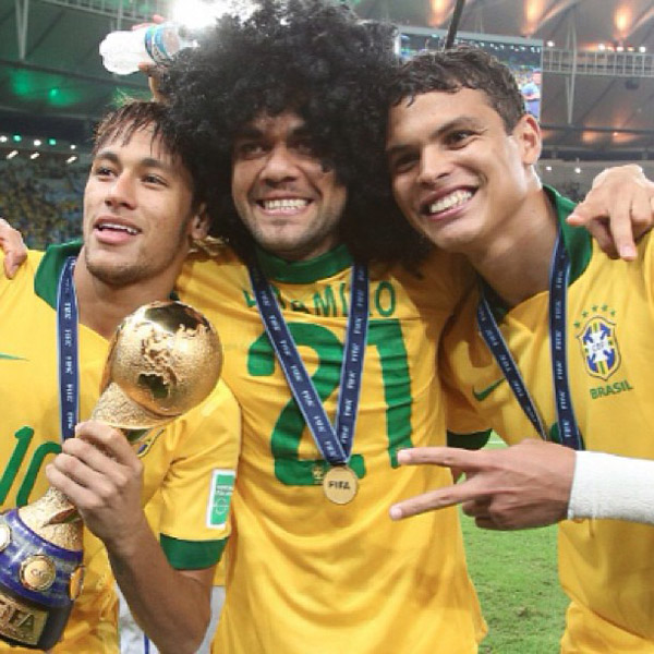  Neymar exibe a taça da Copa das Confederações