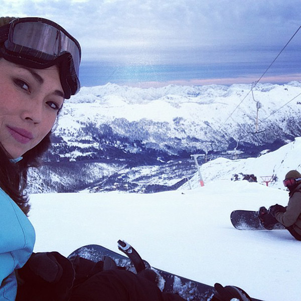 Daniele Suzuki se aventura com snowboard nas montanhas do Chile