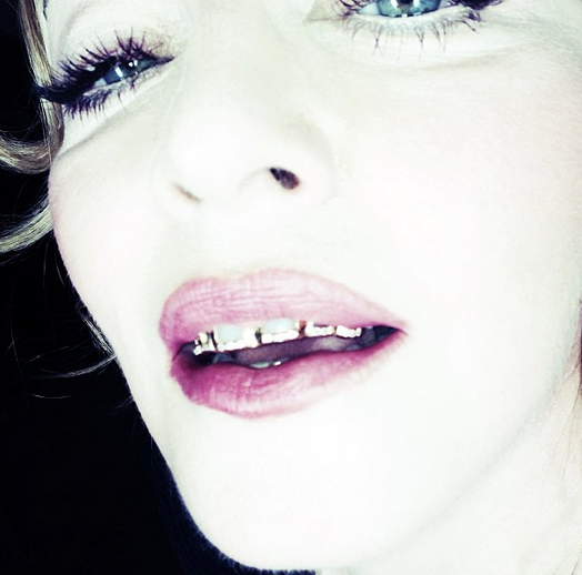Madonna inova e posta foto com joias nos dentes