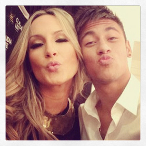 Claudia Leitte posa com Neymar: “Meu divão”