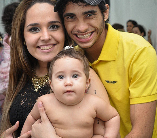 Perlla posta foto da filha Pérola, aos 10 meses