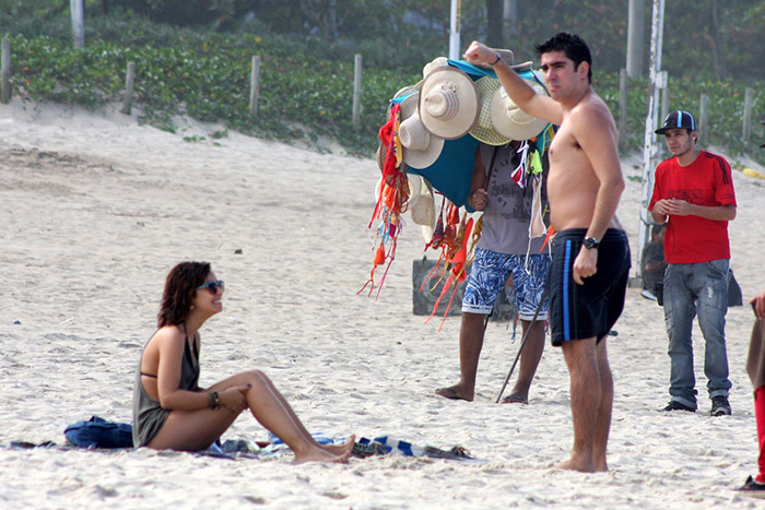 Marcelo Adnet roda filme na praia de Ipanema