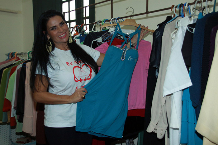 Solange Gomes doa roupas para o bazar do Retiro dos Artistas