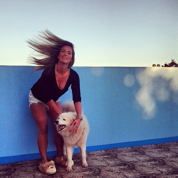 Ex-BBB Fani Pacheco se diverte com cachorro