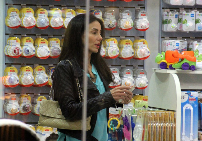 Tânia Kalill leva a filha para comprar brinquedos