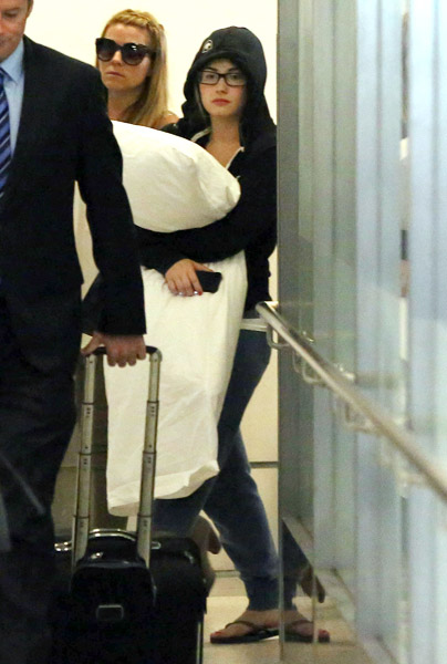 Demi Lovato é flagrada em um mau dia, no aeroporto de Los Angeles