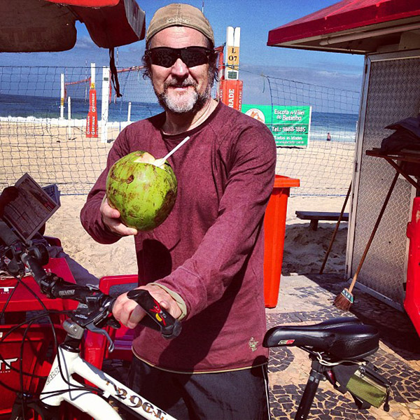  Após passeio de bicicleta, Antonio Calloni toma água de coco