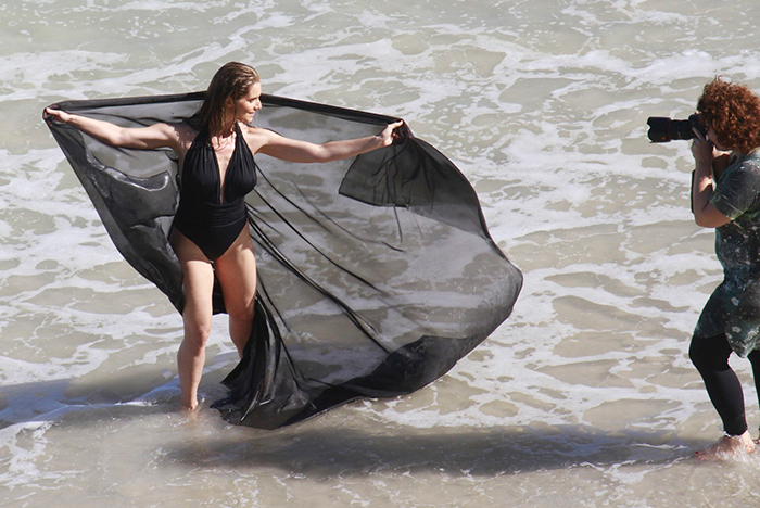 Letícia Spiller exibe suas belas curvas em ensaio à beira mar