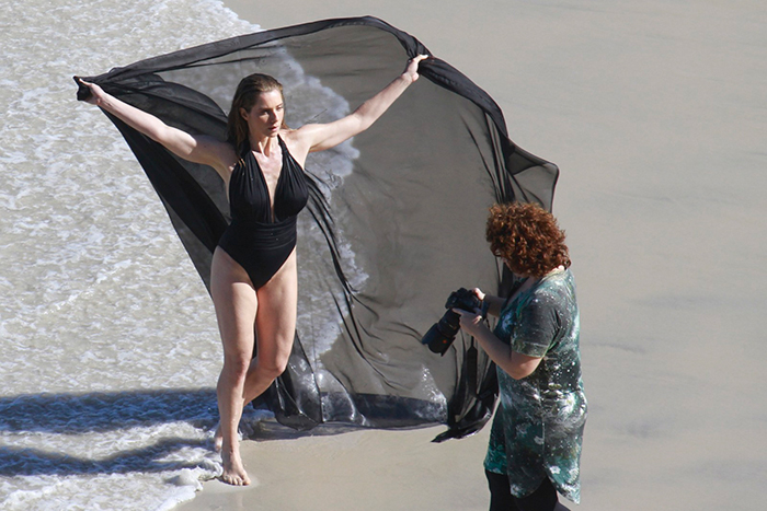 Letícia Spiller exibe suas belas curvas em ensaio à beira mar