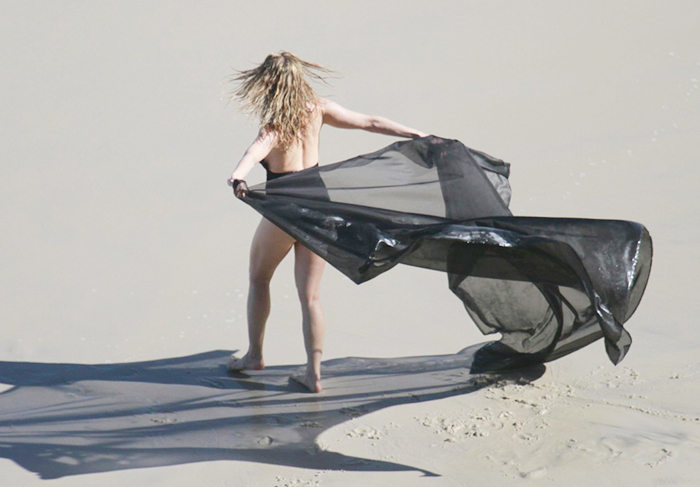 Letícia Spiller exibe suas belas curvas em ensaio à beira mar