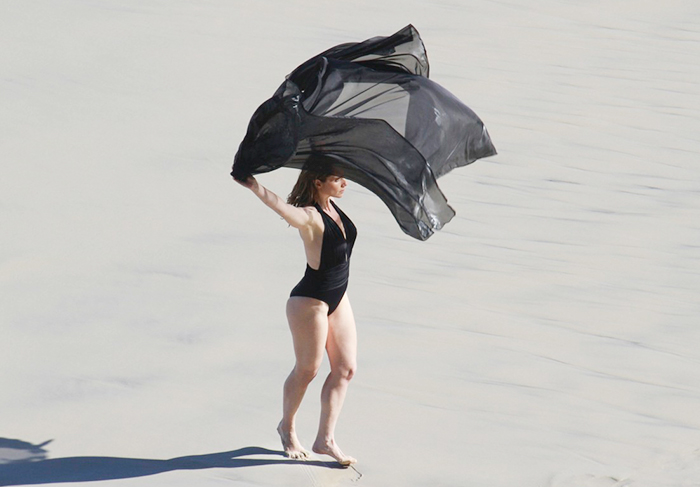 Letícia Spiller exibe suas belas curvas em ensaio à beira mar