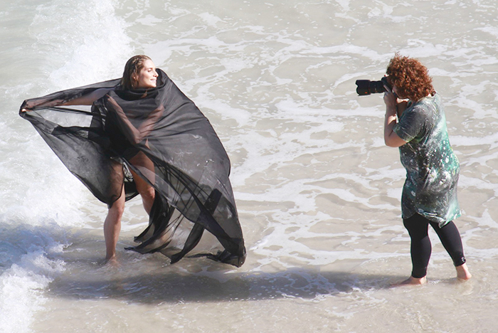 Letícia Spiller exibe suas belas curvas em ensaio à beira mar