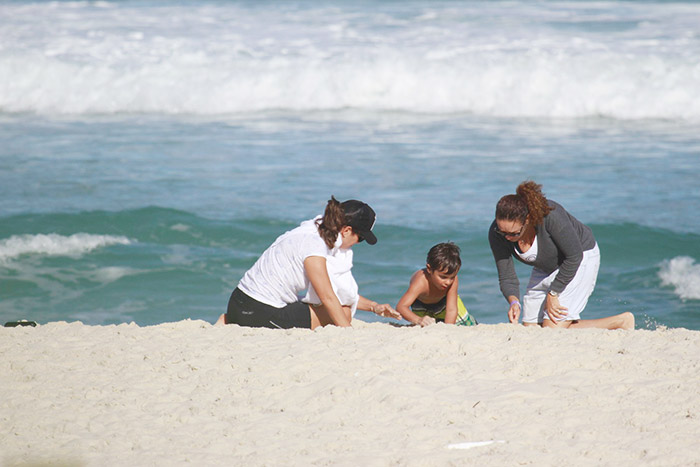 Ivete Sangalo brinca na areia com Marcelo