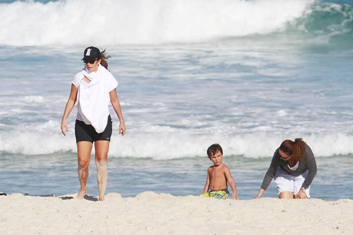 Ivete Sangalo passa a tarde na praia da Barra da Tijuca com Marcelo