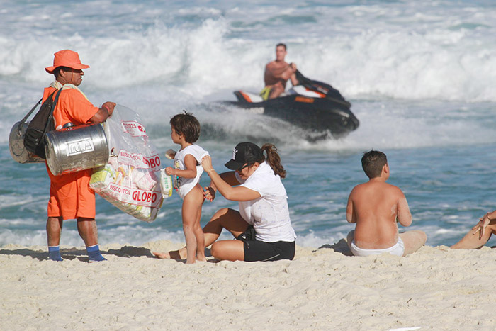 Ivete Sangalo cuida do filho enquanto o garotão se delicia com os biscoitos