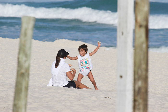 Ivete Sangalo se diverte muito na praia com o filho