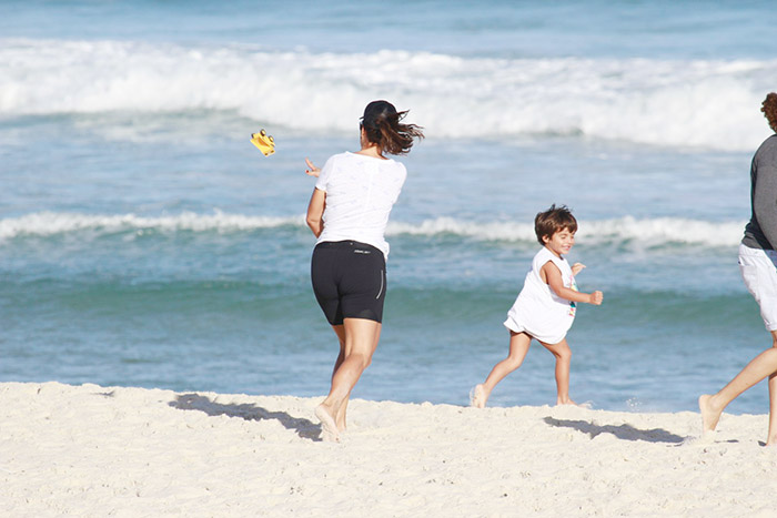 Ivete Sangalo corre atrás do filho que adora a brincadeira