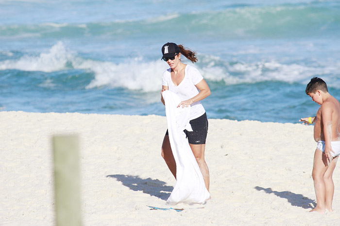 Ivete Sangalo curtiu a tarde de sol no Rio de Janeiro