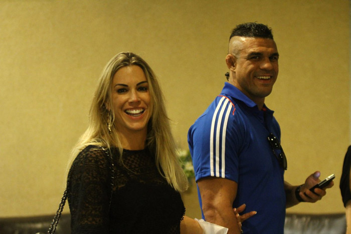 Vitor Belfort e Joana Prado fazem compras em livraria