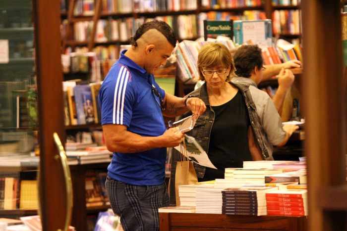 Vitor Belfort e Joana Prado fazem compras em livraria