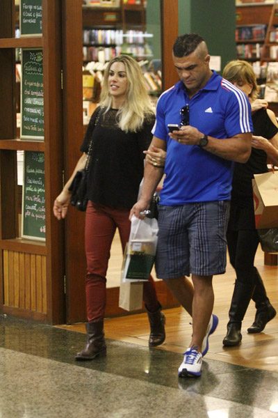 Vitor Belfort e Joana Prado fazem compras em livraria