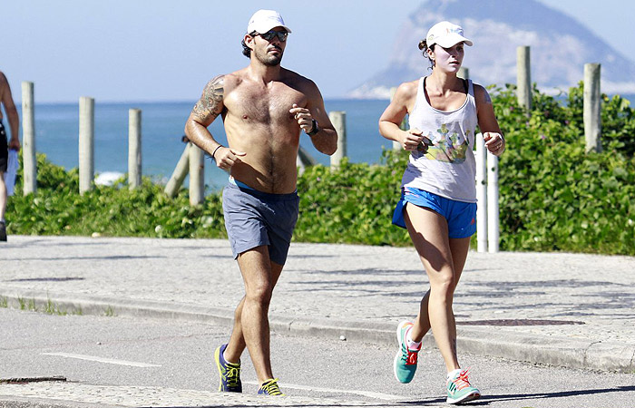 Juliano Cazarré corre com a esposa na orla da Barra da Tijuca