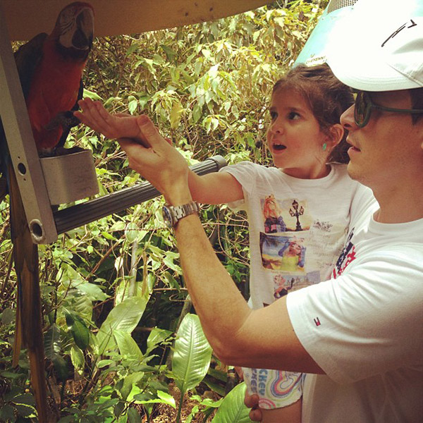 Rodrigo Faro e filha alimentam papagaio
