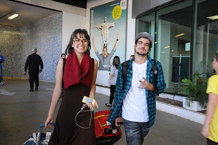 Maria Casadevall e Caio Castro embarcam juntos em aeroporto carioca