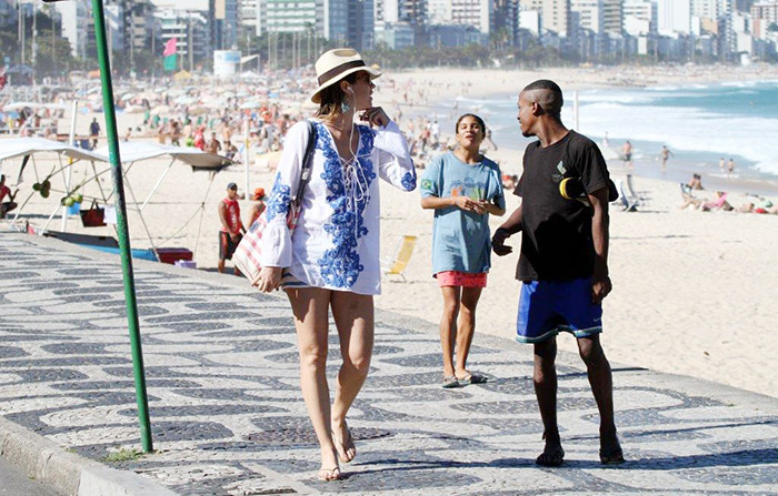 Reflexiva, Luana Piovani curte praia no Rio de Janeiro