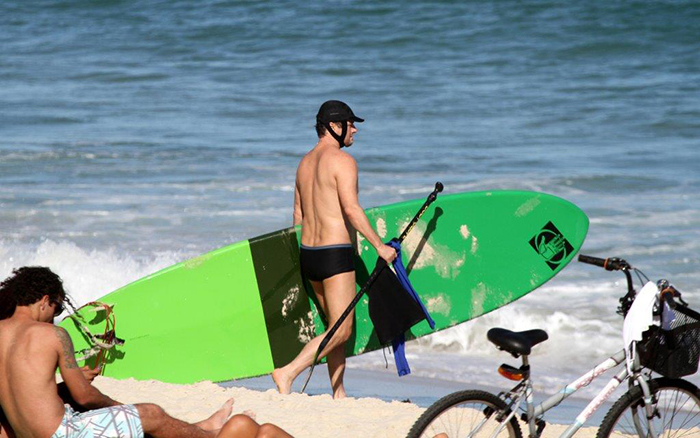 Todo equipado, Marcelo Serrado faz stand up padle em praia no Rio