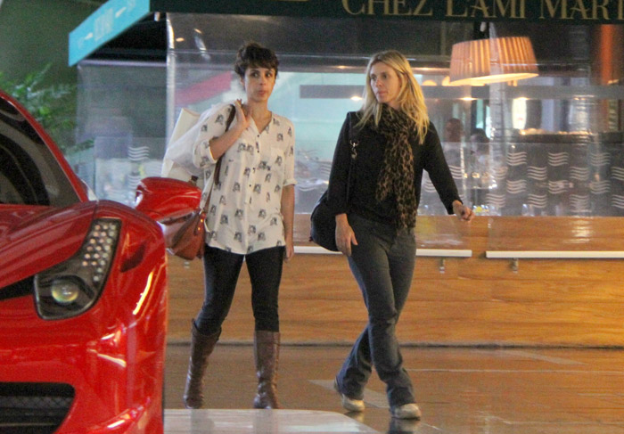 Carolina Dieckmann passeia no shopping com Maria Ribeiro