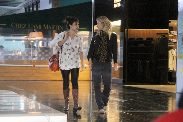 Carolina Dieckmann passeia no shopping com Maria Ribeiro