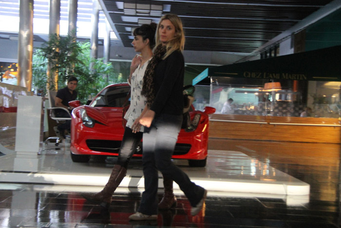 Carolina Dieckmann passeia no shopping com Maria Ribeiro