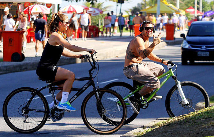 Ex-BBB Yuri pedala pela Barra ao lado da namorada