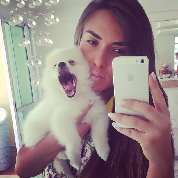 Nicole Bahls mostra seu cachorrinho em rede social