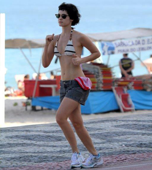 Maria Flor exibe corpinho em forma durante corrida na orla