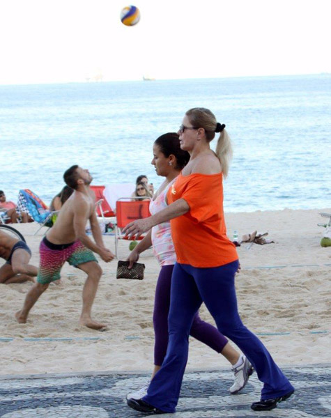 Vera Fisher caminha pelo Leblon no final da tarde