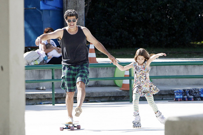 Eduardo Moscovis se diverte com a filha em parque no Rio