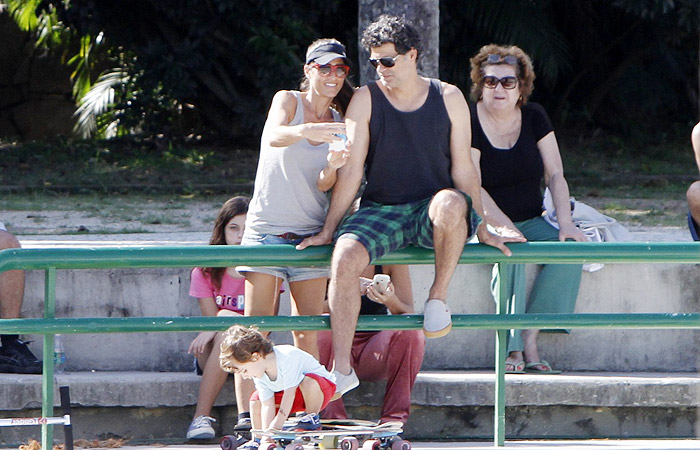 Eduardo Moscovis se diverte com a filha em parque no Rio