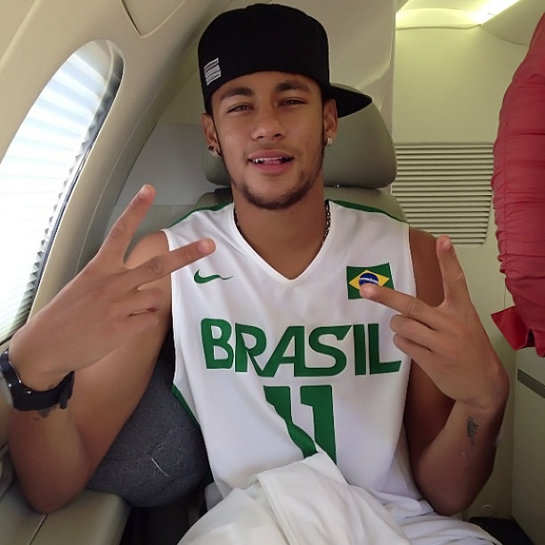 Após alta médica, Neymar volta para SP em seu jatinho