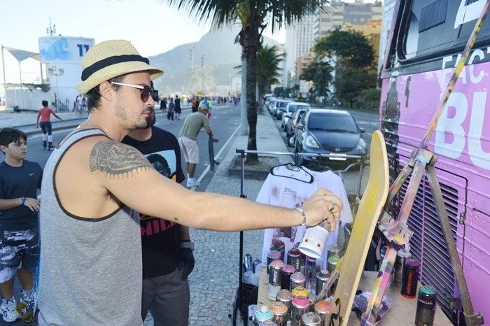 Thaila Ayala e Paulinho Vilhena participam de projeto de grafitagem