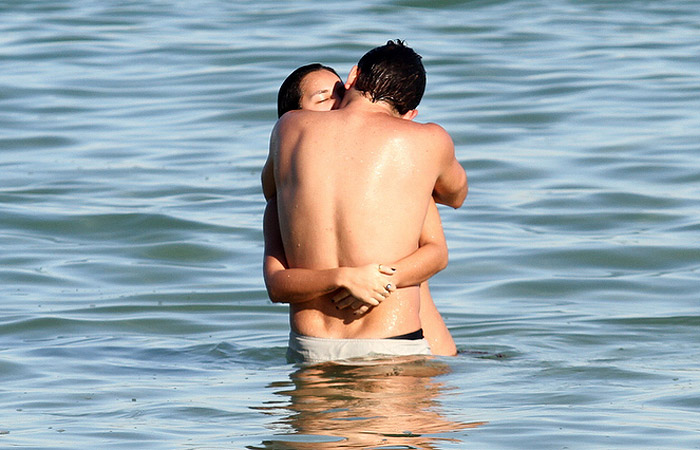 Bruno Gissoni e Yanna Lavigne namoram no mar da Barra da Tijuca
