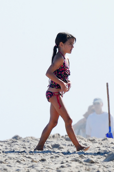 Suri Cruise se diverte na praia sem Katie Holmes por perto