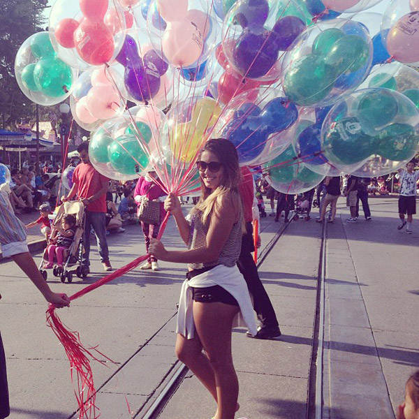 Com short curtíssimo, filha de Romário se diverte em parque