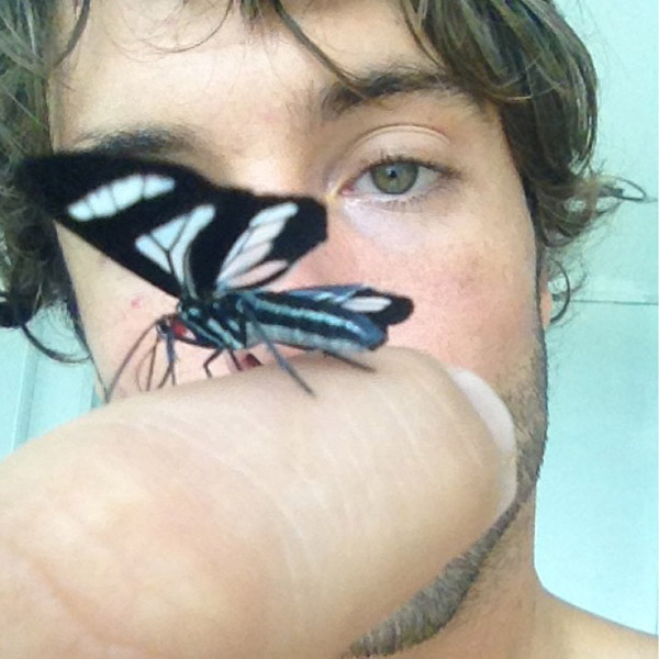 Kayky Brito brinca com borboleta