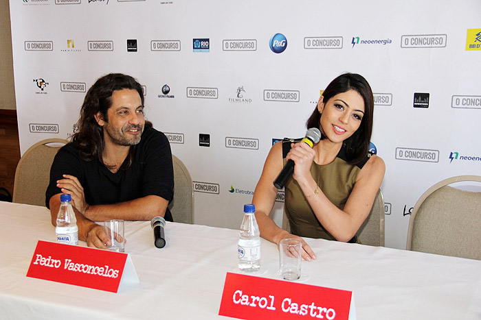 Carol Castro e o diretor Pedro Vasconcelos apresentaram o filme O Concurso à imprensa