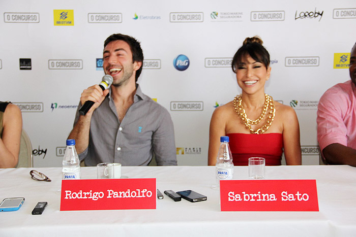 Sabrina Sato e Rodrigo Pandolfo apresentam o filme O Concurso à imprensa