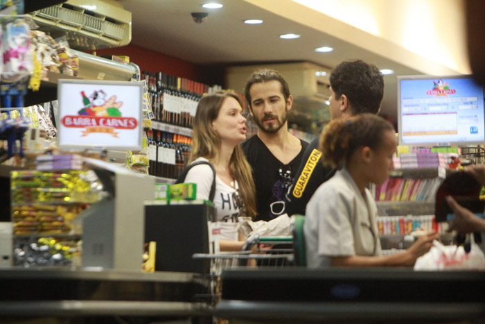 Graziella Schmitt e Paulo Leal: juntos até no supermercado 