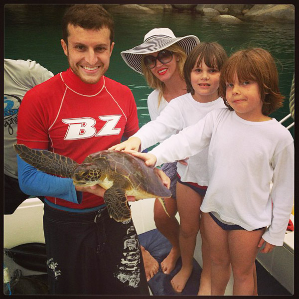 Val Marchiori e os filhos ajudam em projeto de preservação de tartarugas
